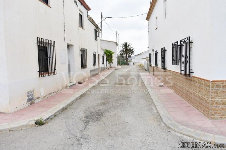 A spacious, light & airey, 3 / 4 bed, 1.5 bath semi.. - 8