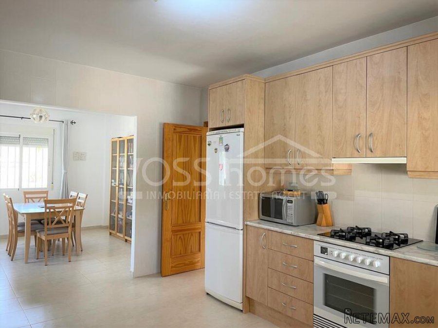 A spacious, modernised 3, bed, 2 bath villa of 131m2 with.. - 18