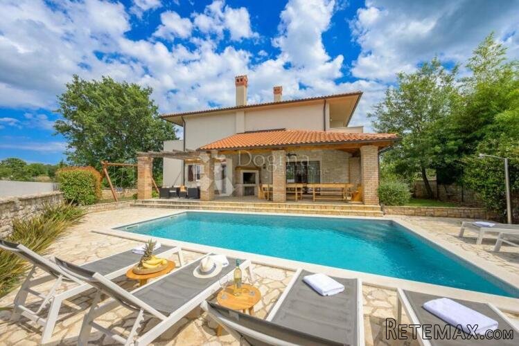 BALE - prostrana vila s prekrasnom okućnicom
