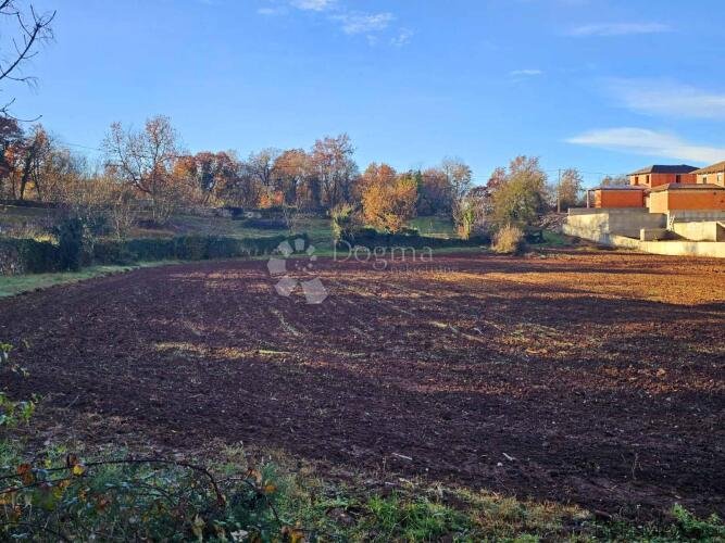Kombinirano Zemljište s Infrastrukturom u Neposrednoj Blizin - 2