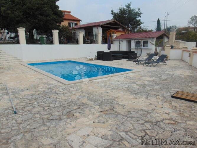 Prekrasna kuća na velikoj okućnici - 2