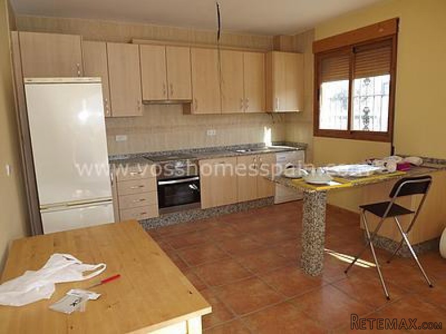 A very well presented and spacious 2 bed, 2 bath.. - 4