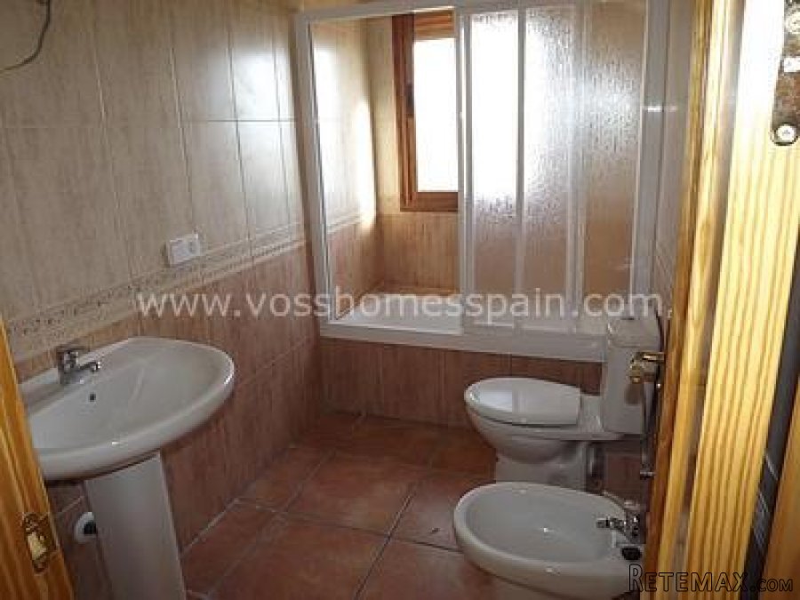 A very well presented and spacious 2 bed, 2 bath.. - 6