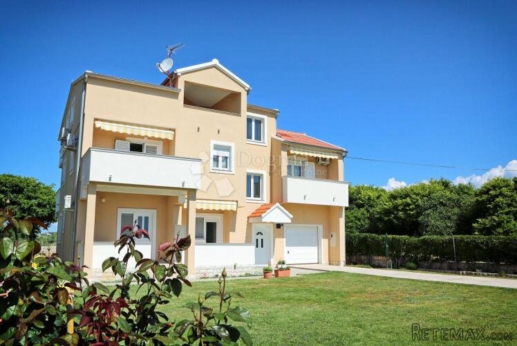INVESTICIJA Vlašići, Pag - Kuća s 5 apartmana 50m od mora