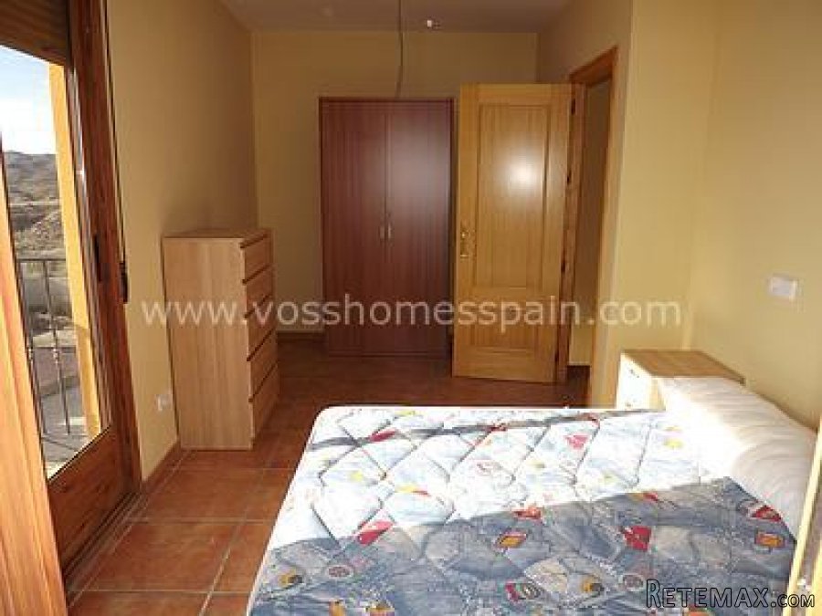 A very well presented and spacious 2 bed, 2 bath.. - 9