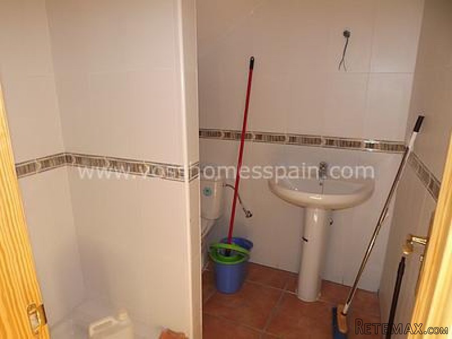 A very well presented and spacious 2 bed, 2 bath.. - 10