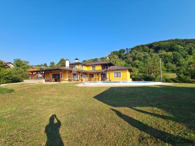 Vila s bazenom i teniskim terenom - 3
