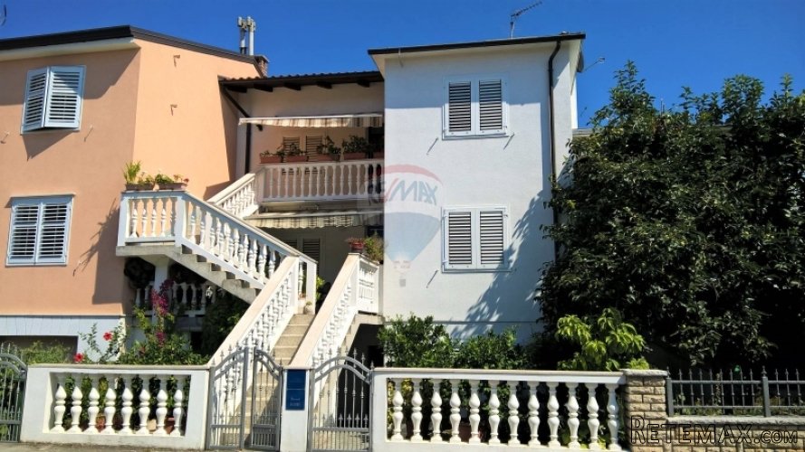 Poreč, kuća sa apartmanima, 300m od mora!