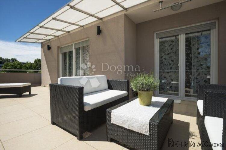 Predivan penthouse u centru Dugog Sela