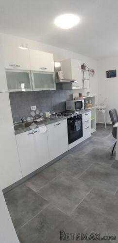 Apartman sa privatnim bazenom i dvorištem od 213m2 - 2