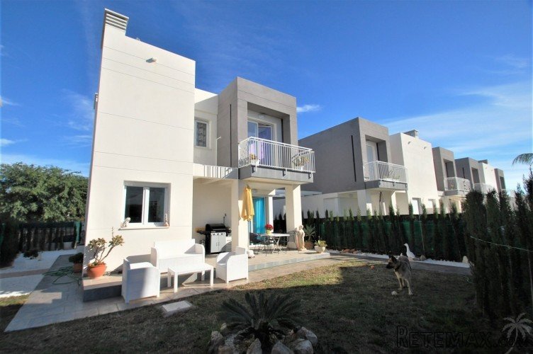 Modern detached villa built in 2018 only 800 m from the.. - 2