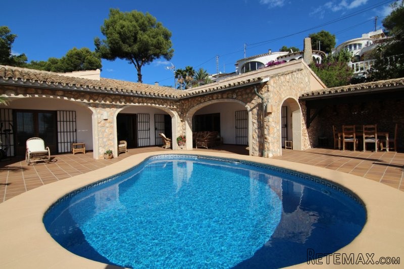 Villa with 4 bedrooms and stunning sea..