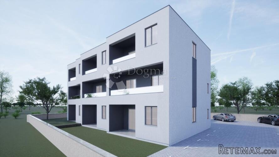 Dvoetažni stan sa vrtom