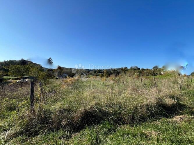 GRAĐEVINSKO ZEMLJIŠTE PRAVILNOG OBLIKA 2030 m2