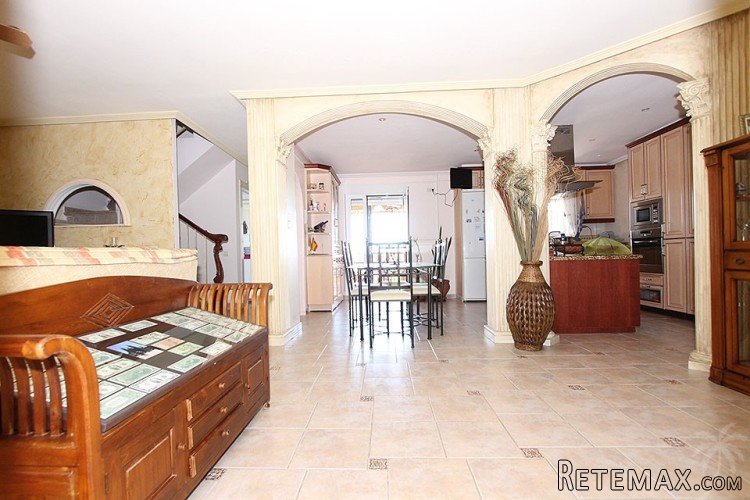 Spacious semi-detached house spread over 3 floors with 3.. - 3