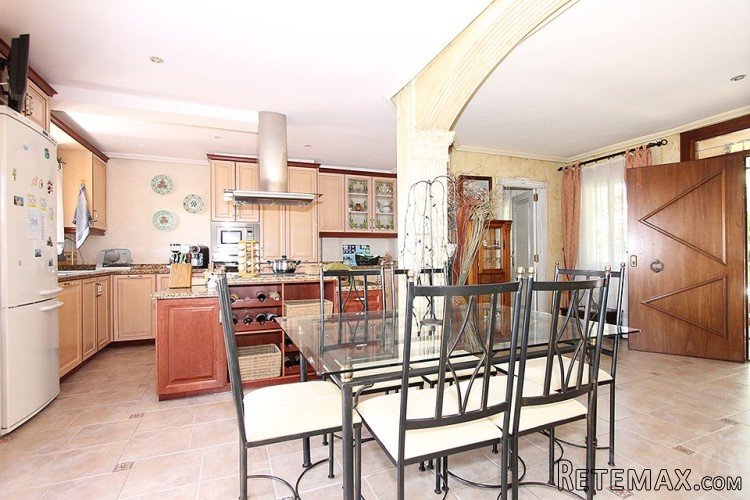 Spacious semi-detached house spread over 3 floors with 3.. - 5