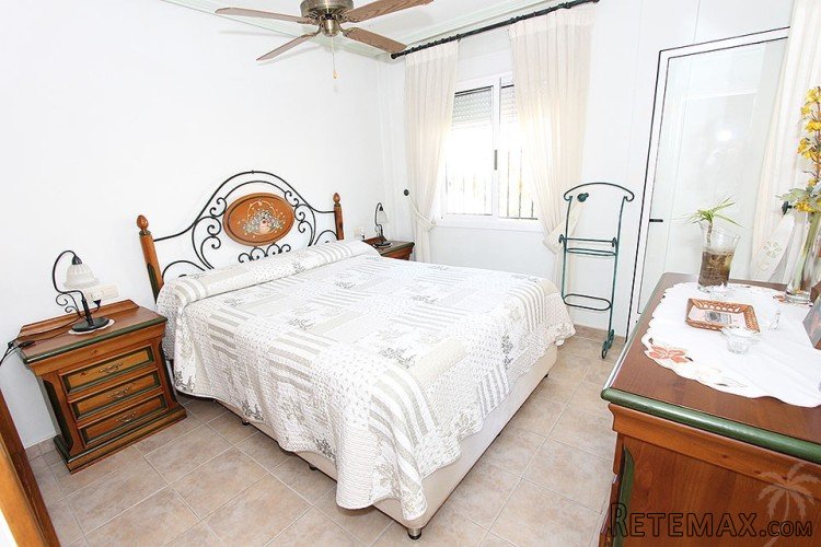 Spacious semi-detached house spread over 3 floors with 3.. - 8