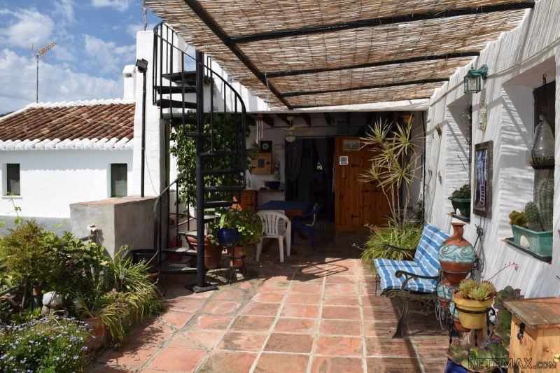 Country Houses for Sale in Comares..