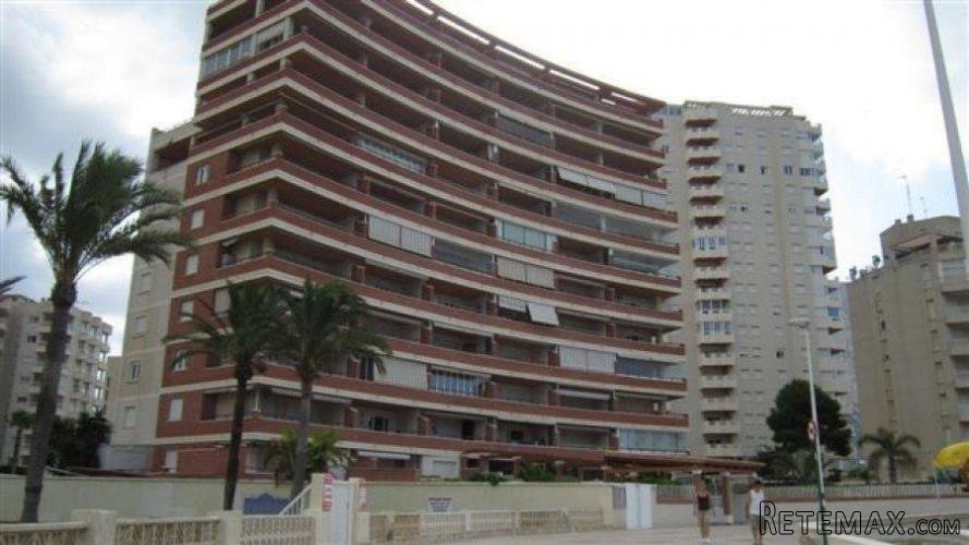 Edificio situado en primera linea de mar con una playita.. - 2