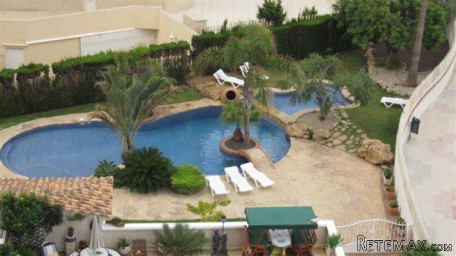 Edificio situado en primera linea de mar con una playita.. - 3