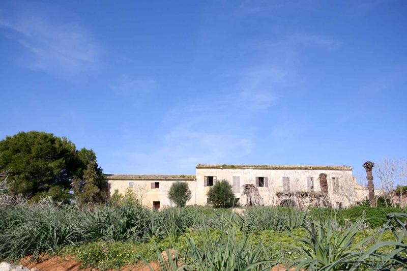 Majestic manor country house to reform..