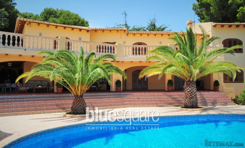 Stunning luxury frontline chalet in..