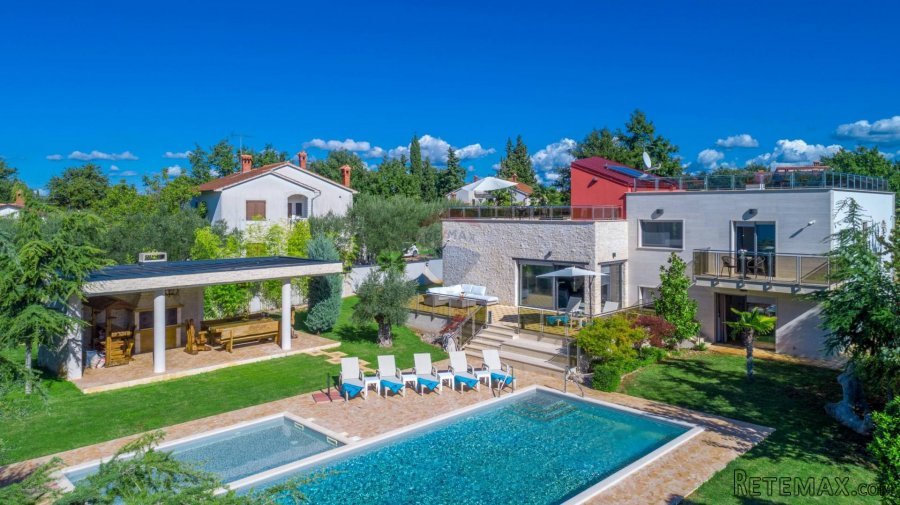 Poreč okolica, moderna kuća s velikom okućnicom i bazenom