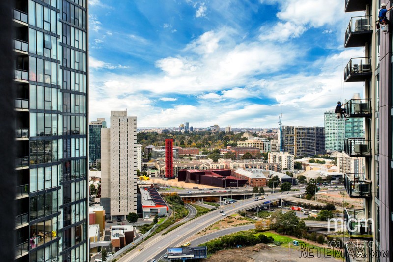 Easy Care 22nd Floor Southbank Living - 2