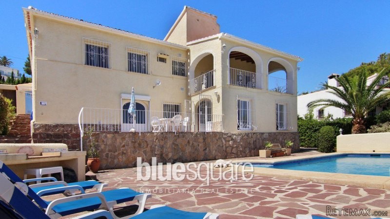 6 Bedroom 4 Bathroom Family Villa with..