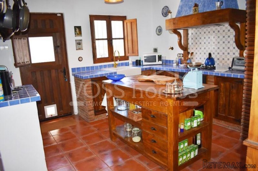 A lovingly and quality renovated edge of village house of.. - 2