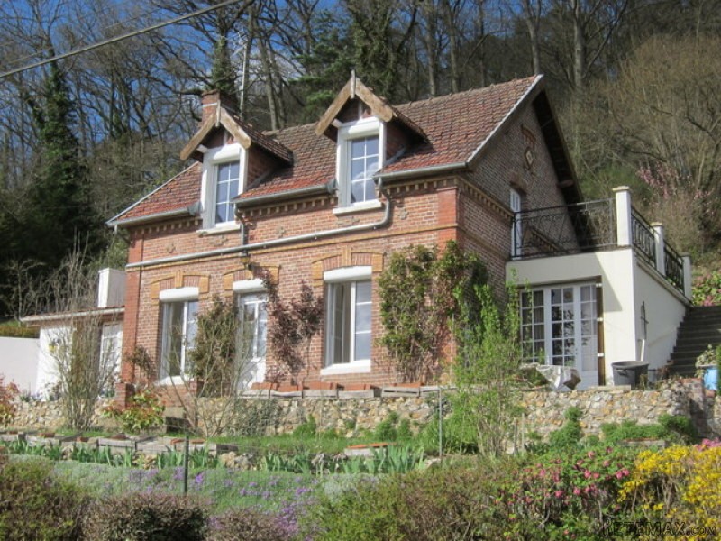 House Between the Town and the..