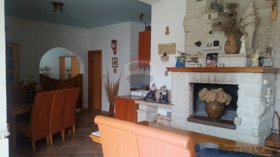 KUĆA SA ČETIRI STANA U BLIZINI DUGE UVALE!