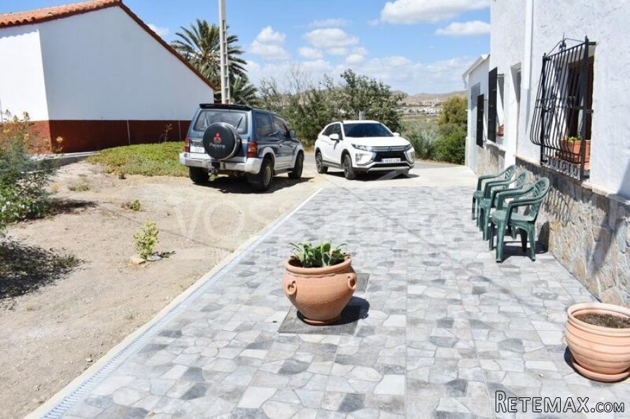 A lovingly and quality renovated edge of village house of.. - 4