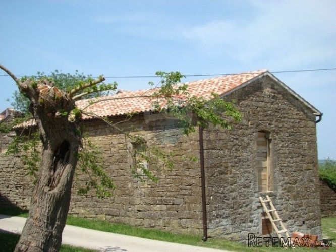 Buje, Kućibreg - kamena kuća za obnovu