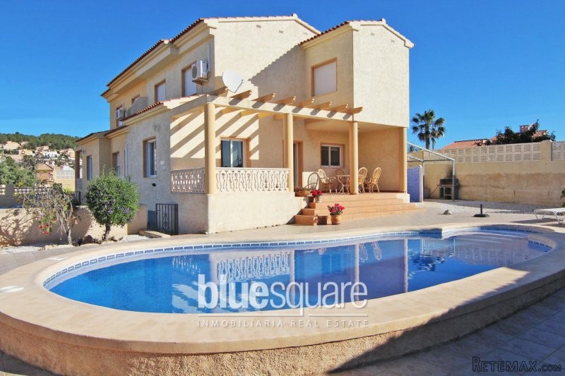 2 Semi-detached houses with 4 bedrooms..