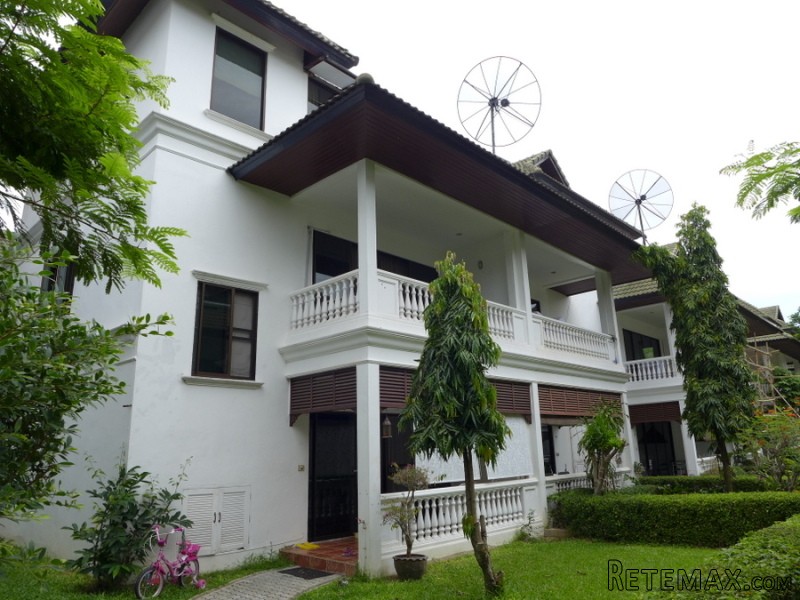 4 bedroom estate in secure beachfront..