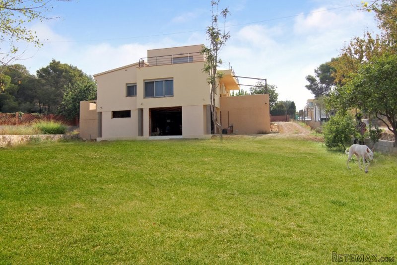 Spacious villa on big plot with..