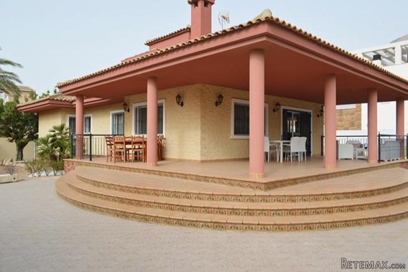 4 Bedrooms - Villa - Alicante - For Sale