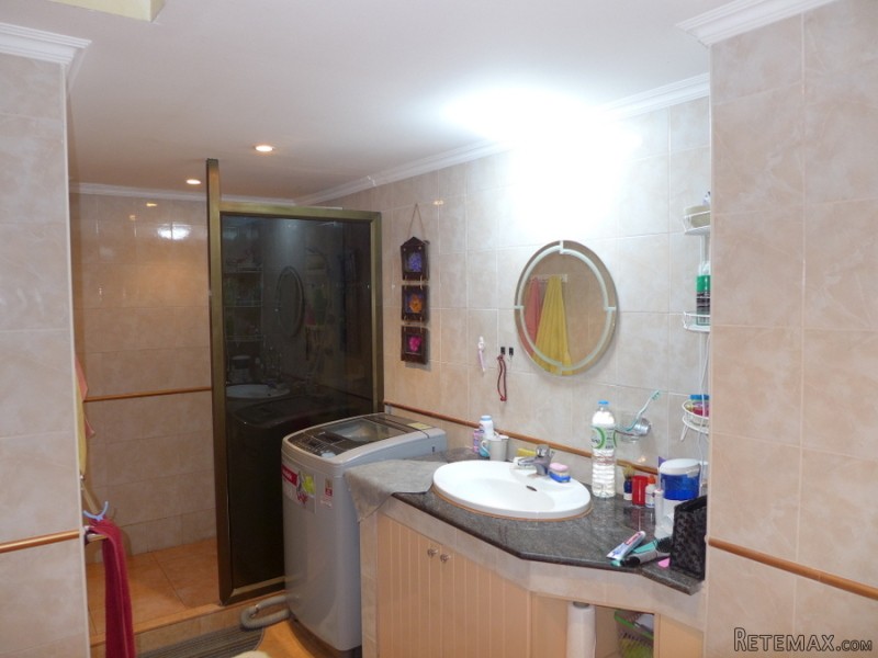 Jomtien Condotel: 1 bedroom beachfront..