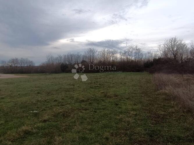 PRILIKA!!ZEMLJIŠTE ZA STAMBENU ZGRADU -Marčana - 2