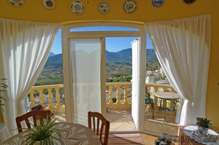 This well-presented three bedroom, two bathroom property is.. - 2