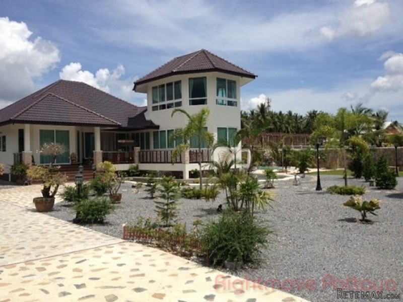 4 Bedroom House for sale in Ban Amphur..