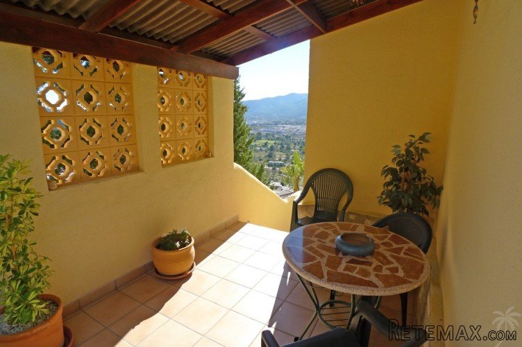 This well-presented three bedroom, two bathroom property is.. - 3