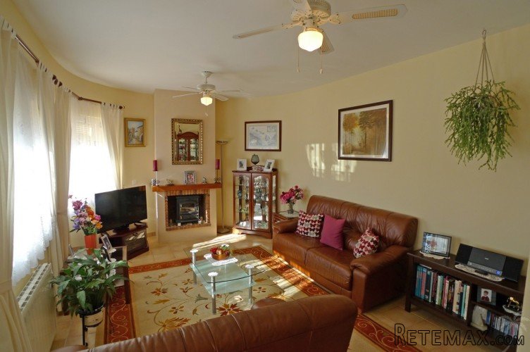 This well-presented three bedroom, two bathroom property is.. - 4