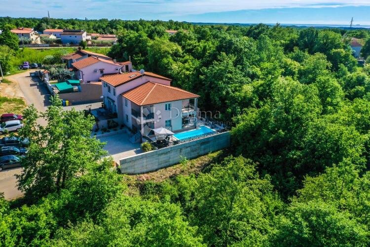 Prekrasna dvojnica sa bazenom u okolici Poreča