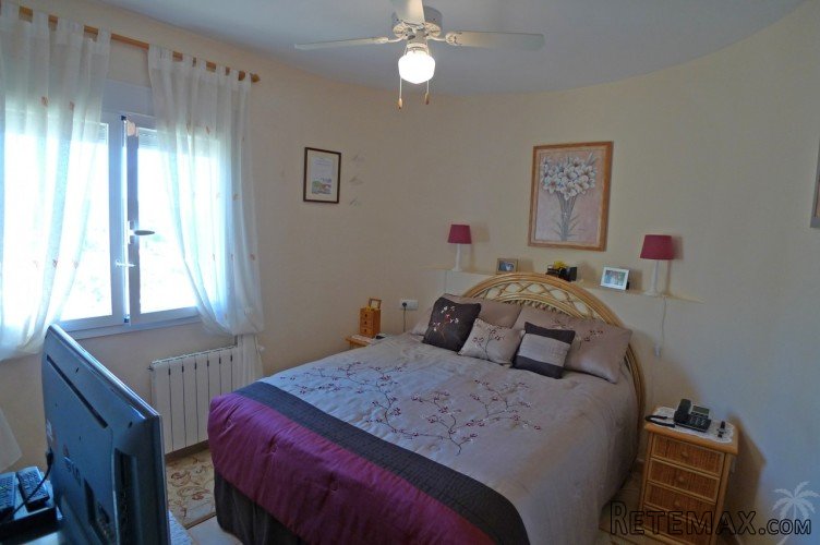 This well-presented three bedroom, two bathroom property is.. - 7