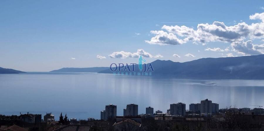 Savršen spoj udobnosti i lokacije – stan s pogledom, liftom..
