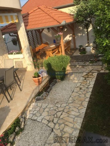 Šibenik, Vodice, 3 apartmana+suteren, vrt, parking mjesta - 11