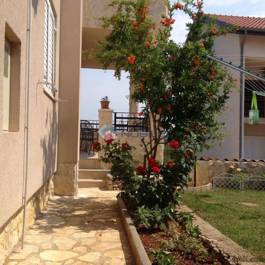 Šibenik, Vodice, 3 apartmana+suteren, vrt, parking mjesta - 12