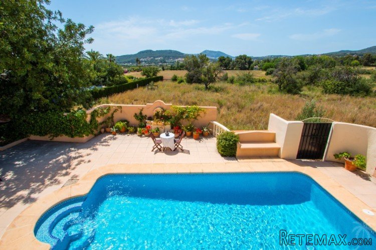 This 6 bedroom finca sits on a gently sloped plot in the.. - 2